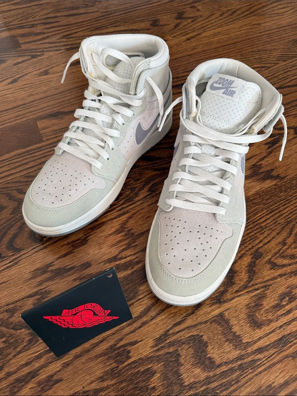 Z Nike Jordan Men 9.5 CMFT ZOOM Sneakers in Light Gray, White